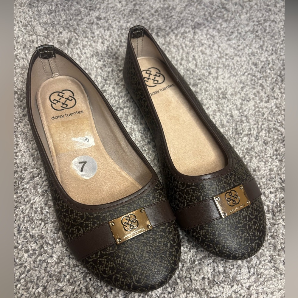 Daisy Fuentes logo brown flats